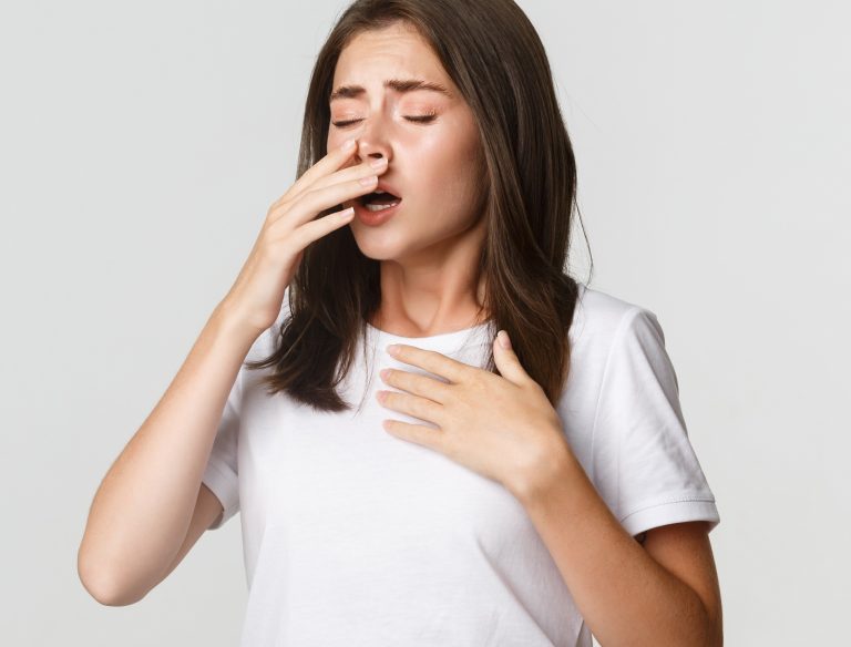 Hắt xì 1 cái theo giờ ở nữ